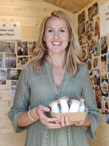 Maritta-Kellhuber-Rottaler-Edelpilze-Verkaufshuette-innen-1